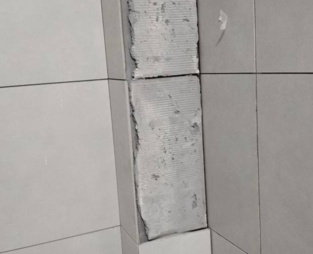 泰州瓷砖空鼓维修公司分享下瓷砖施工前基层浇水润湿程度不足，可能导致以下问题