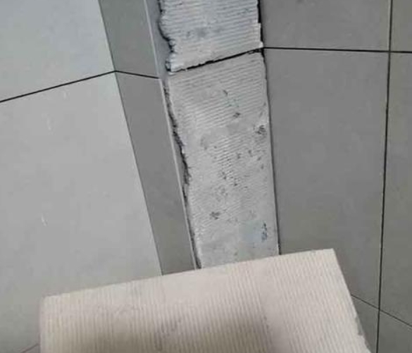 泰州瓷砖空鼓维修公司分享下厨房瓷砖脱落的补救措施。